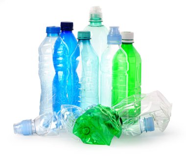 Kesme yolu olan beyaz arkaplanda kullanılan plastik şişeler