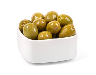 Yeşil zeytinler, beyaz bir kasede, beyaz bir arka planda kırpma yolu ile izole edilmiş.