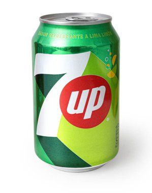 Las Palmas, İspanya, 1 Aralık 2023: 7 beyaz arka planda. Fanta, Coca-Cola şirketi tarafından üretilen meyve aromalı meşrubat.. 