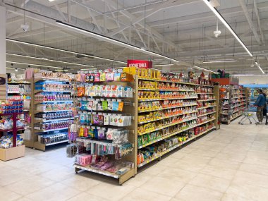 ANAPA, Rusya - 15 Nisan 2024: Magnit süpermarketin içi. Magnit, Rusya 'nın en büyük perakende satış şirketidir.