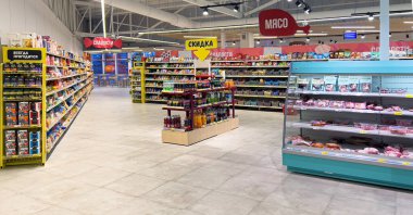 ANAPA, Rusya - 15 Nisan 2024: Magnit süpermarketin içi. Magnit, Rusya 'nın en büyük perakende satış şirketidir.