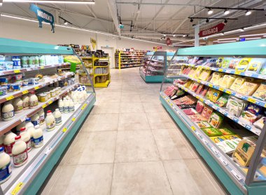 ANAPA, Rusya - 15 Nisan 2024: Magnit süpermarketin içi. Magnit, Rusya 'nın en büyük perakende satış şirketidir.