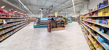 ANAPA, Rusya - 15 Nisan 2024: Magnit süpermarketin içi. Magnit, Rusya 'nın en büyük perakende satış şirketidir.