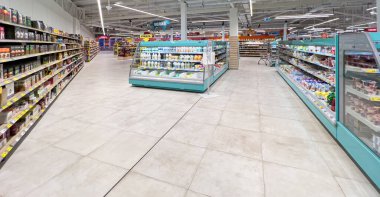 ANAPA, Rusya - 15 Nisan 2024: Magnit süpermarketin içi. Magnit, Rusya 'nın en büyük perakende satış şirketidir.