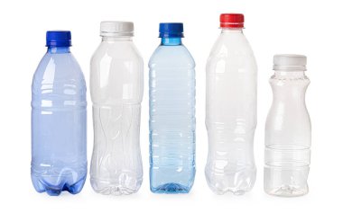 Kesme yolu olan beyaz arkaplanda kullanılan plastik şişeler
