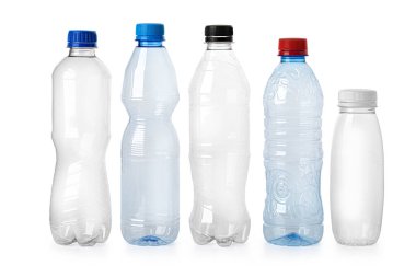 Kesme yolu olan beyaz arkaplanda kullanılan plastik şişeler