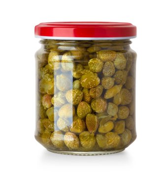 Beyaz arka planda izole edilmiş tuzlu suda tam cam kapari kavanozu. Kapari çalılarının marine edilmiş tomurcukları.