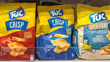 Savone, İtalya, 17 Haziran. 2024: süpermarket rafında bir paket TUC marka bisküvi