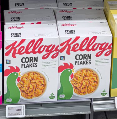 Stokholm, İsveç, Temmuz 04. 2024: Kellog 'un Mısır Gevreği Kutuları Süpermarket Rafında