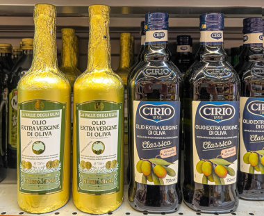 Savone, İtalya, 18 Haziran. 2024: Süpermarket rafında Primia zeytinyağı şişeleri