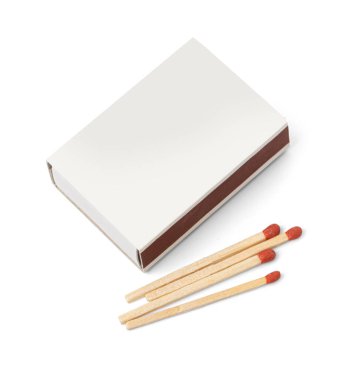 Beyaz arkaplanda izole edilmiş kibrit kutusu. Tam alan derinliği. Kapat, kırpma yolu