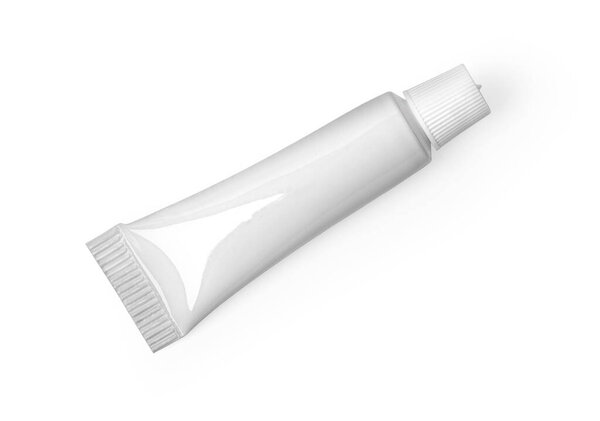 Маленькая белая трубка крема на белом фоне с вырезкой пути