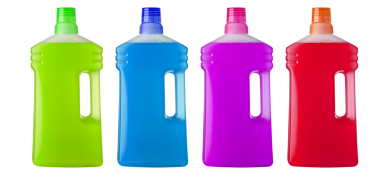 Kapağı kapalı plastik şişeler.