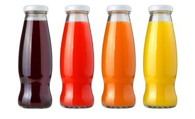 Şeffaf arkaplanda meyve suyu şişeleri