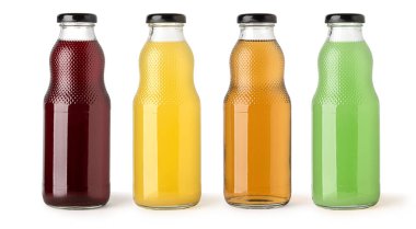 Beyaz arka plan üzerinde izole meyve suyu ile cam şişe 