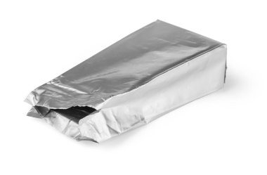 Beyaz arka planda beyaz parlak boş alüminyum folyo ambalajı. Buruşmuş alüminyum gıda folyosunun dokusu.