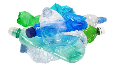 Beyaz arka planda kullanılmış plastik şişeler 