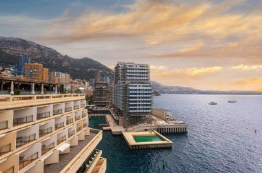 Monako, 12 Haziran 2024: Denizde bir apartman inşaatı