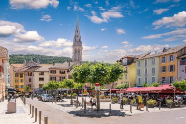 GAP, FRANCE - 13 Haziran 2024: Gap 'in merkez meydanı. Gap, Fransa 'nın güneydoğusunda, Hautes-Alpes departmanının başkenti ve en büyük yerleşim birimidir..