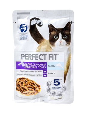 Anapa, Rusya - 11 Ağustos 2024: Paketlerin kapatılması Mükemmel Uyumlu kedilerin evcil hayvanları kuru gıdalar beyaz arka planda izole edilir.