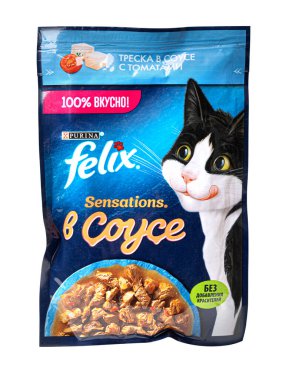 Anapa, Rusya - 11 Ağustos 2024: Purina Felix Sensation, ıslak kedi maması kesesi. Purina Felix, kedilerin günlük ihtiyaçlarını karşılamak için doğru dengeli mineral ve vitamin kombinasyonunu içeriyor..