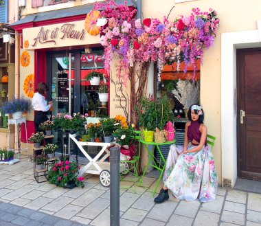 GAP, HAUTES-ALPES, FRANCE - 13 Haziran 2024: Eski şehrin sokakları. Gap, Fransa 'nın güneydoğusunda, Hautes-Alpes departmanının başkenti ve en büyük yerleşim birimidir..