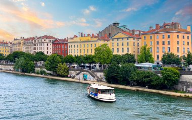 Lyon, Fransa 14 Haziran 2024: Fransa Vieux Lyon Bölgesi 'ndeki Sane Nehri kıyısındaki Gotik Lyon Katedrali