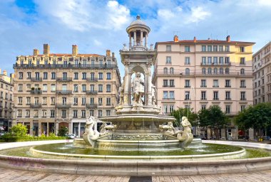 Lyon, Fransa - 14 Haziran 2024: Fransa 'nın başkenti Lyon' daki Place des Jacobins 'in merkezindeki çeşme.