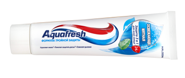 Aquafresh diş macunu izole edilmiş.
