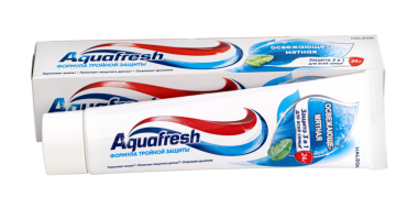 Aquafresh diş macunu izole edilmiş.