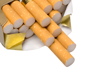 Şeffaf arkaplanda bir paket sigara izole edildi