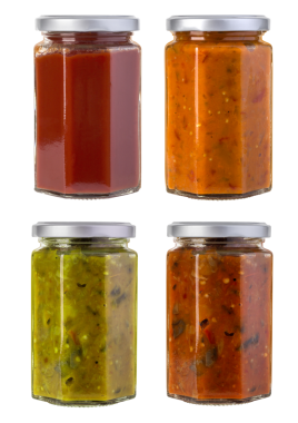 Beyaz üzerine izole edilmiş çeşitli barbekü sosları.