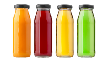 meyve suyu şişeleri beyaza izole edilmiş