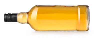 Kırpma yolu ile beyaz zemin üzerinde izole viski şişesi