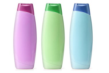 Kırpma yolu ile beyaz arka plan üzerinde izole plastik şişe şampuan