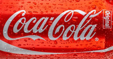 Anapa, Rusya, Kasım 06, 2023: Damlacıklı Coca-Cola Can logosu