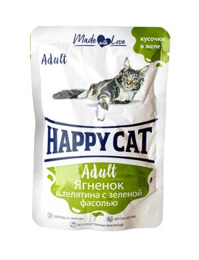 Anapa, Rusya, 03 Eylül 2024: Mutlu Kedi maması paketi beyaz arka planda izole edildi