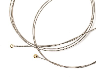 Beyaz izole yeni gitar teli.