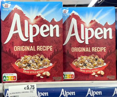 Polis, Kıbrıs, 10 Kasım 2024, Alpen, 550 g 'lık bir kutuda şeker müslinkini azalttı