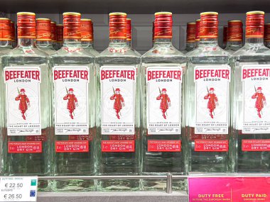 Larnaca, Kıbrıs - 15 Kasım 2024: Mağazada bir şişe Beefeater cini