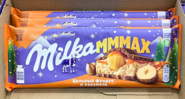 Anapa, Russsia - 15 Aralık 2024: Markette Milka MMMMAX Nut ve Nougat Kremalı Çikolata Çubukları