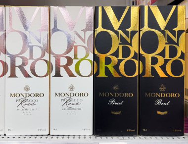 Anapa, Russsia - 15 Aralık 2024: Süpermarket rafında Mondoro şarabı kutuları,