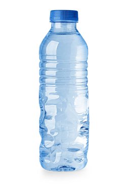 Mavi plastik küçük su şişesi kesme yolu ile beyaz zemin üzerinde izole