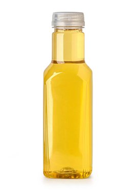 Beyaz arka planda izole edilmiş plastik bir şişedeki soda köpüklü su. kırpma yolu ile