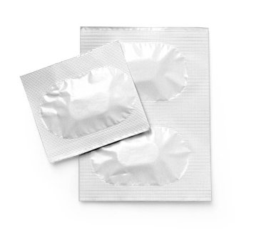 Kırpma yolu ile beyaz arkaplanda izole edilmiş hap paketi