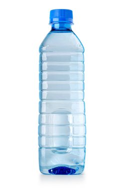 Mavi plastik küçük su şişesi kesme yolu ile beyaz zemin üzerinde izole