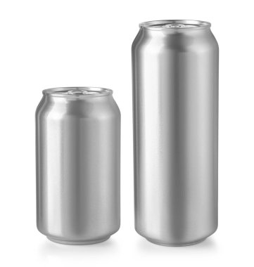 Kesme yolu ile beyaz arkaplanda izole edilmiş iki alüminyum kutu