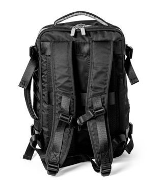 Ayarlanabilir yastıklı omuz kayışları ve fermuarlı fermuarı olan siyah bir sırt çantasının atölye çekimi. Seyahate ya da günlük kullanıma hazır.