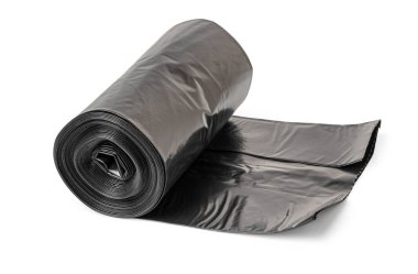 Siyah çöp torbaları toplandı ve temiz beyaz arka planda kısmen açıldı, kullanıma hazır.