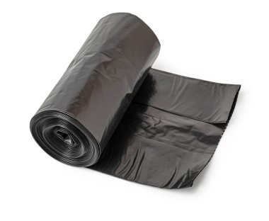 Siyah plastik çöp torbası beyaz arka planda açılıyor, atık öğütücüde ve temizlikte kullanılmaya hazır.